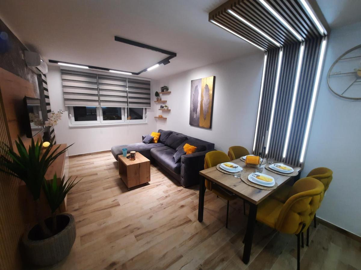 סרמסקה מיטרוביקה Apartman Lux-Besplatno Koriscenje Zasebne Garaze מראה חיצוני תמונה