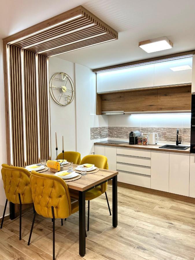 סרמסקה מיטרוביקה Apartman Lux-Besplatno Koriscenje Zasebne Garaze מראה חיצוני תמונה