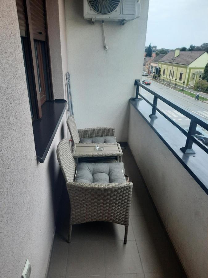 סרמסקה מיטרוביקה Apartman Lux-Besplatno Koriscenje Zasebne Garaze מראה חיצוני תמונה