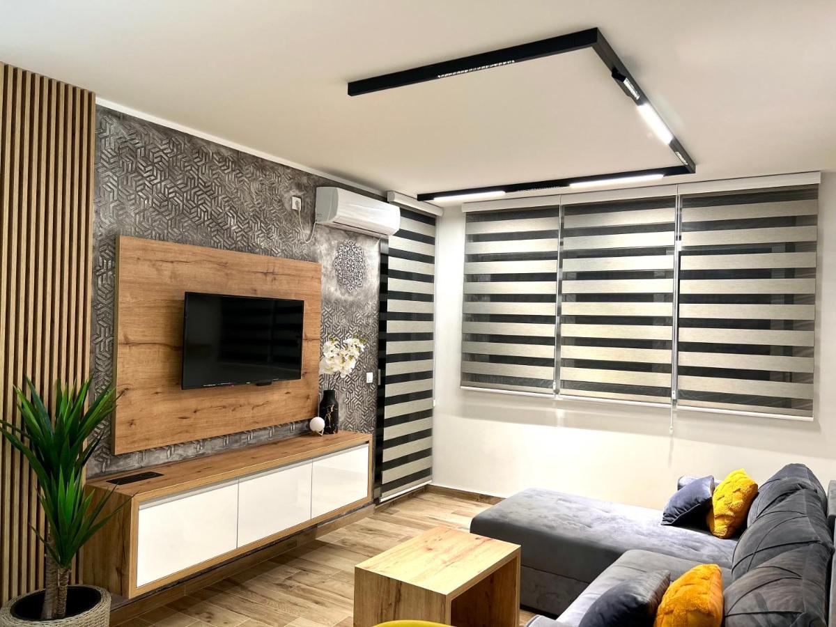 סרמסקה מיטרוביקה Apartman Lux-Besplatno Koriscenje Zasebne Garaze מראה חיצוני תמונה