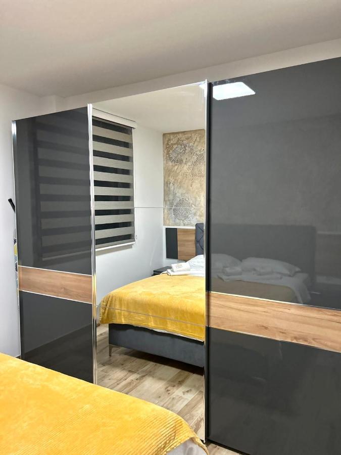 סרמסקה מיטרוביקה Apartman Lux-Besplatno Koriscenje Zasebne Garaze מראה חיצוני תמונה