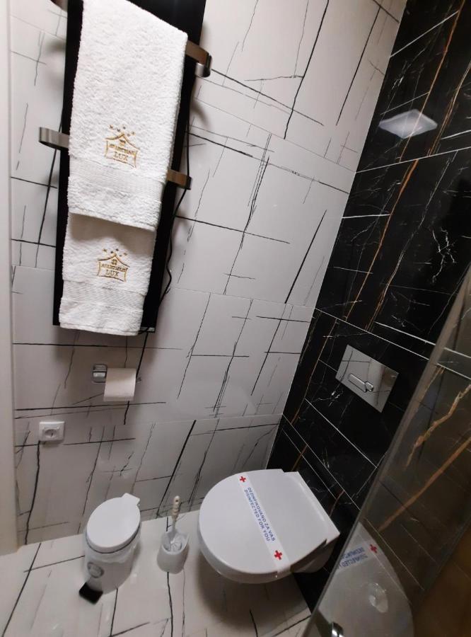 סרמסקה מיטרוביקה Apartman Lux-Besplatno Koriscenje Zasebne Garaze מראה חיצוני תמונה