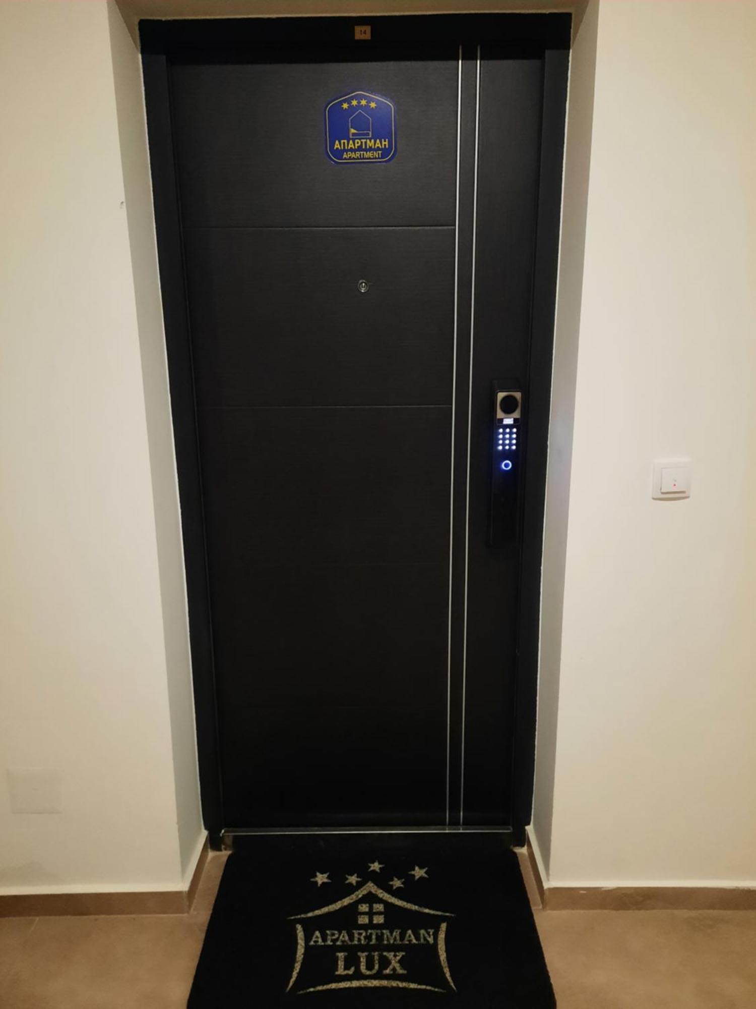 סרמסקה מיטרוביקה Apartman Lux-Besplatno Koriscenje Zasebne Garaze מראה חיצוני תמונה