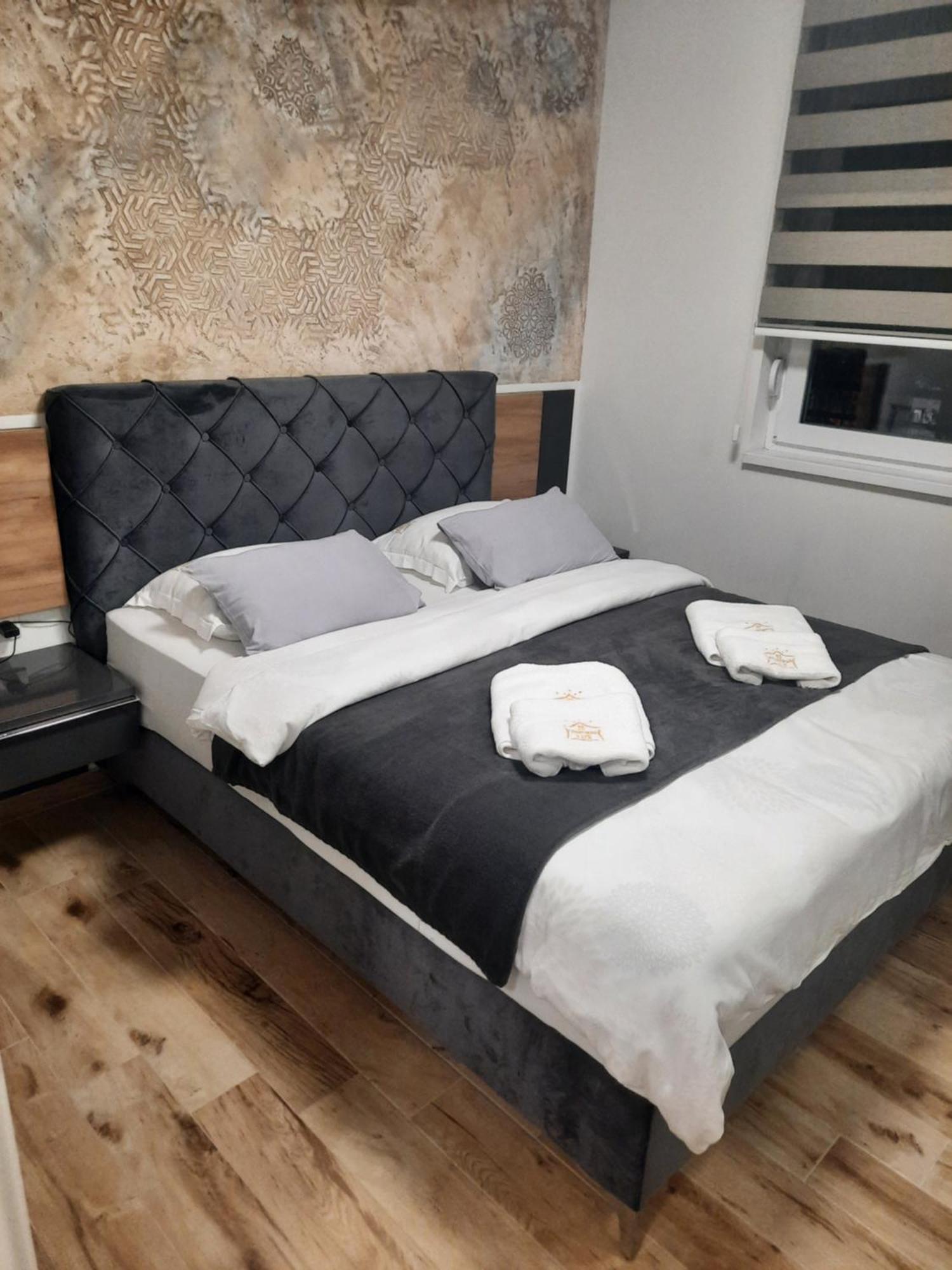 סרמסקה מיטרוביקה Apartman Lux-Besplatno Koriscenje Zasebne Garaze מראה חיצוני תמונה